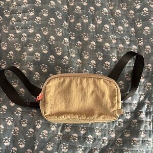 Lululemon everywhere belt bag